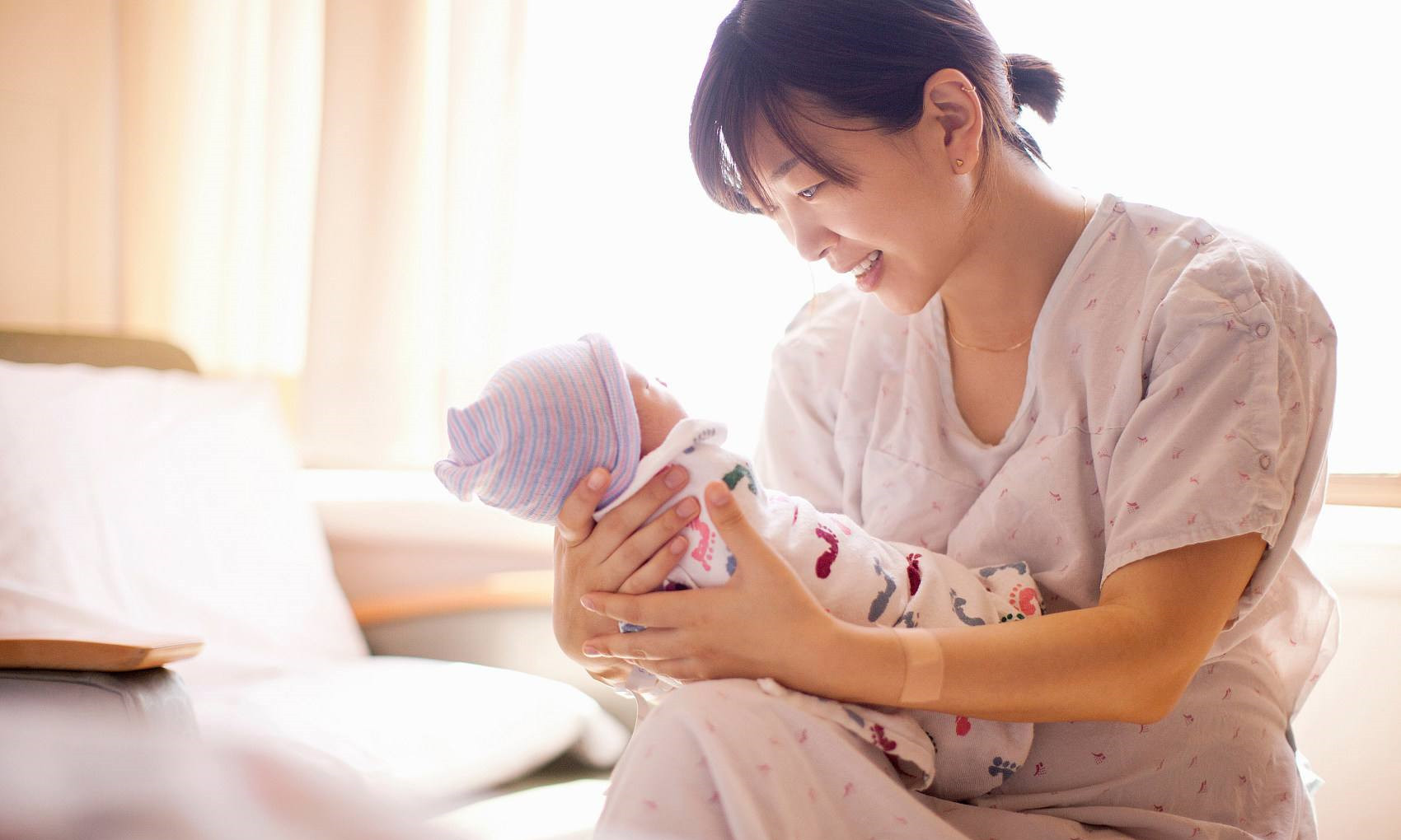 点亮新生儿的健康生活，月嫂的重要性不可忽视！（月嫂呵护新生儿成长）